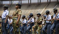 Zimbabwská armáda bhem zkouky na prezidentskou inauguraci.