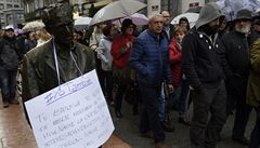 Lidé jdou kolem sochy Woody Allena bhem demonstrace na Den proti násilí na...