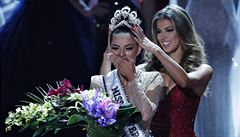 Korunku pedávala bývalá miss Iris Mittenaereová z Francie.