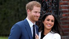 Princ Harry se snoubenkou Meghan Markleovou v zahrad Kensingtonského paláce.