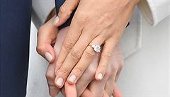 Zásnubní prsten na ruce Meghan Markleové.
