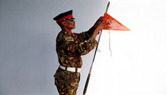 Voják se pipravuje na inauguraci Uhuru Kenyatty.