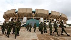 Vojáci hlídají stadion, kde probhne inaugurace prezidenta.
