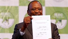 Uhuru Kenyatta porazil ve volbách opoziního kandidáta Railu Odinga.