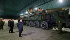 Kim ong-un u mezikontinentální balistické stely Hwasong-14. Fotografie byla...