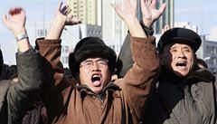 Severokorejci pi sledování televizního vysílání.