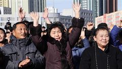 Severokorejci pi sledování televizního penosu oznamujícího test...