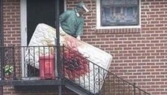 Kriminalista vynáí z Dahmerova bytu krví nasáklou matraci.