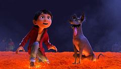 Miguel a jeho nerozluný parák Dante. Animovaný snímek Coco od studia Pixar...