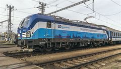 Lokomotiva Siemens Vectron v barvách eských drah.