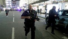 Policie prohledává okolí stanice Oxford Circus.