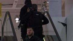 Policie prohledává pojízdné schody ve stanice Oxford Circus.