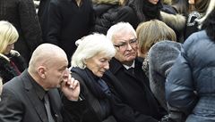 Rodie Libue a Frantiek Novotní pijímají kondolence pi posledním rozlouení...