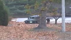 Severokorejec uniká z automobilu po havárii smrem do Jiní Koreje.