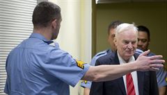 Ratko Mladi� u soudního p�elí�ení.