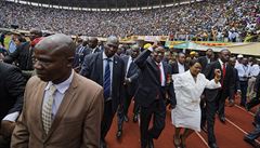 Emmerson Mnangagwa pichází na stadion, kde bude sloí prezidentskou písahu.