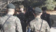 Jihokorejtí a severokorejtí vojáci stojí u demarkaní linie v...