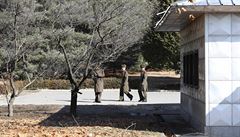 Ti Severokorejci v demilitarizované zón.