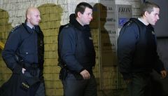 Policisté 4. prosince 2007 obklíili dm, v nm se dle jejich podezení mohl...