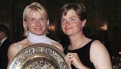 Jana Novotná vyhrála Wimbledon. Na snímku vpravo její trenérka Hana Mandlíková.