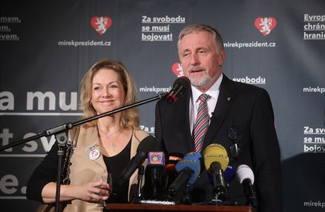 Mirek Topolneks manelkou manelka Luci Talmanovou.