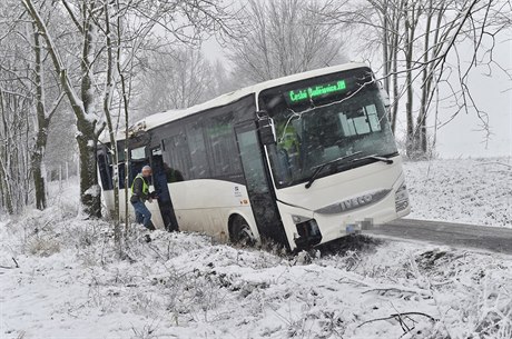 Jeden lovk zemel a 12 lidí se zranilo 30. listopadu ráno pi nehod autobusu...