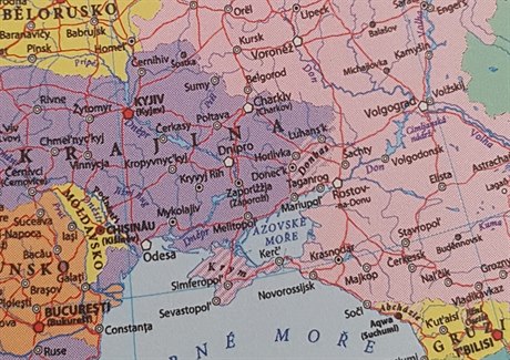 Diá D zobrazuje území Donbasu a Krymu rafovan v barvách Ukrajiny i Ruska.