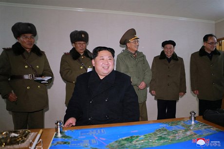 Severokorejský diktátor a písluníci úzkého vedení armády KLDR.