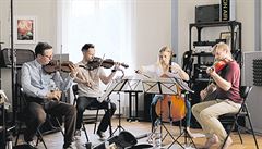 Kvarteto. Funés, Tomáš, Simona a Robert nacvičují skladbu Aloise Piňose