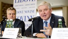 Na konferenci LN vystoupili například guvernér ČNB Jiří Rusnok (vpravo) a Vít...