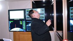 Kim ong-un sleduje odpal rakety Hwasong-15.