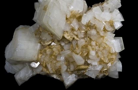 Dolomit (vtí bílé krystaly) a magnezit (mení lutohndé krystaly) z...