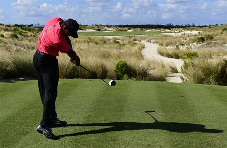 Tiger Woods na turnaji Hero World Challenge na Bahamch.