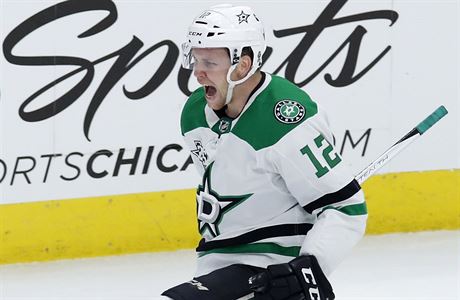 Radek Faksa slaví vítzný gól v zápase Dallas Stars proti Chicago Blackhawks.