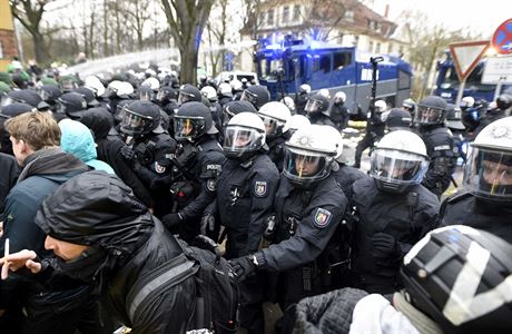 Nmecká policie zasáhla proti demonstrantm.
