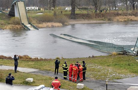 U Trojského zámku v Praze se 2. prosince odpoledne zítila do Vltavy betonová...