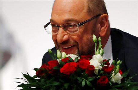 Martin Schulz obdarovn kytkou po jeho znovuzvolen do ela strany.