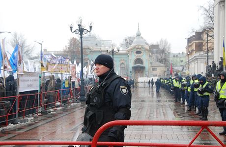 Policie kontrolujc povstn v Kyjev veden Michailem Saakavilem.