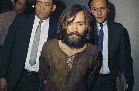 Mnoho lid nechpalo, jak mohl Manson zmanipulovat mlad lidi k zabjen.