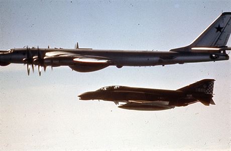 Tu-95 a F-4 Phantom.