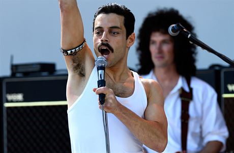 Rami Malek jako Freddie Mercury. Snímek Bohemian Rhapsody.