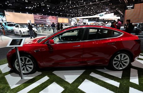 Tesla v domovsk Kalifornii pedvd svj Model 3.