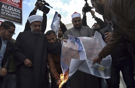Zapalovn plakt s izraelskm premirem Benjaminem Netanjahuem a Donaldem...