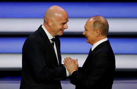 Dva prezidenti: Gianni Infantino z FIFA a Vladimir Putin z poadatelsk zem...
