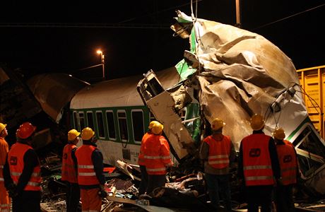 Strojvedouc, kter pd mostu zaregistroval v okamiku, kdy byl vlak pl...