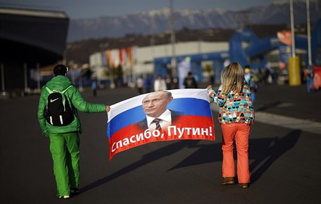 Ruští fanoušci s vlajkou s podobiznou prezidenta Vladimira Putina a děkovným...