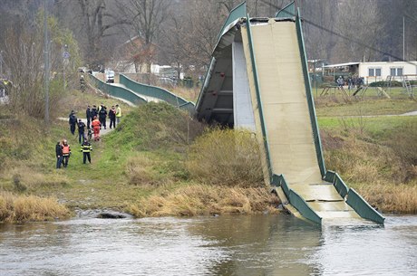 U Trojského zámku v Praze se 2. prosince odpoledne zítila do Vltavy betonová...