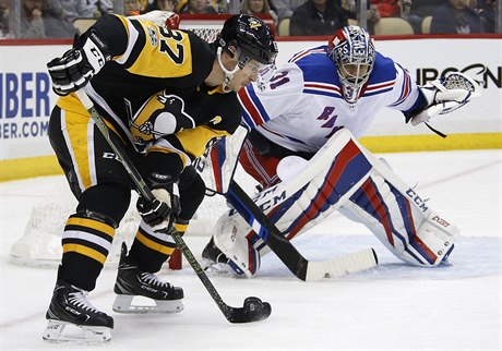 Sidney Crosby (81) a Ondej Pavelec (31).