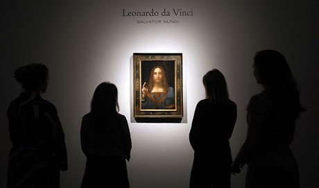 Obraz Salvator Mundi vystavený v aukní síni v Londýn.