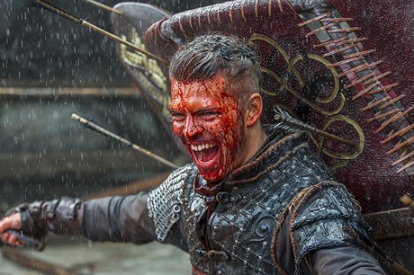 Ragnarův syn Ivar (Alex Hogh Andersen) si libuje v krvi. Pátá řada seriálu...